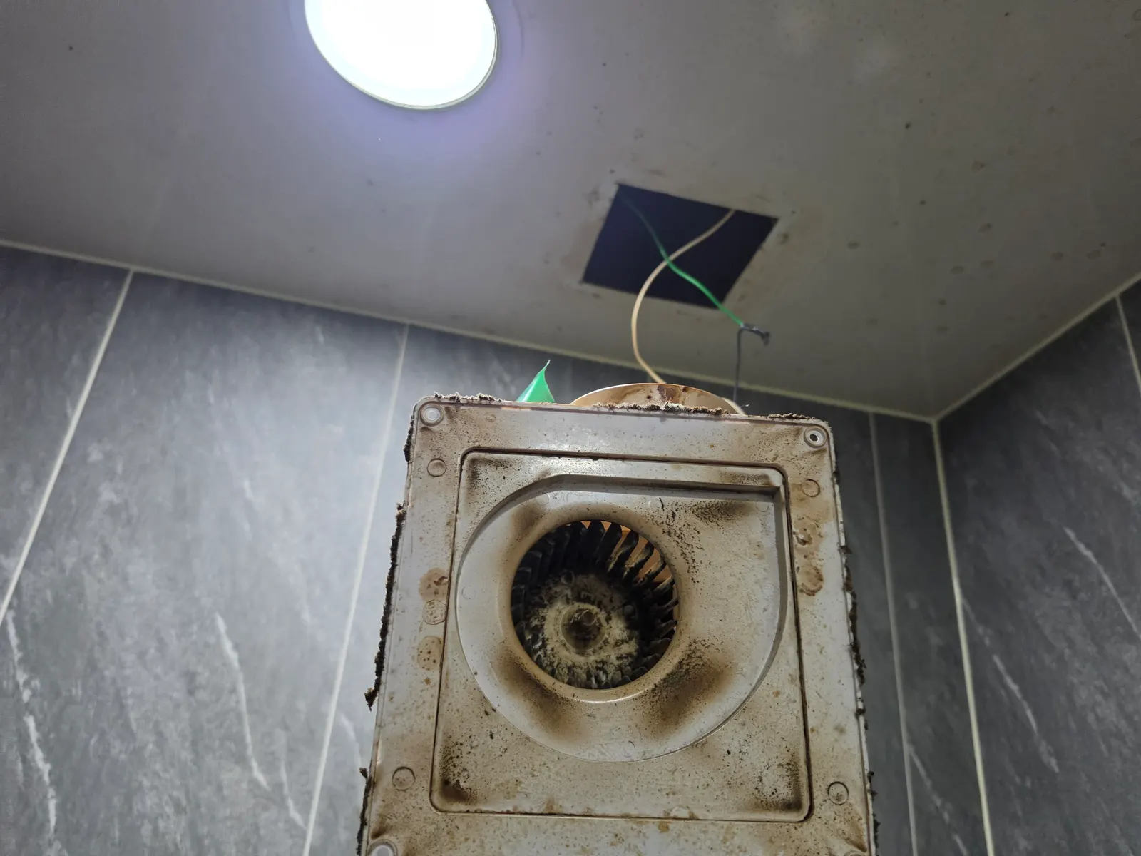 화장실 환풍기 소음 시공 사진 1
